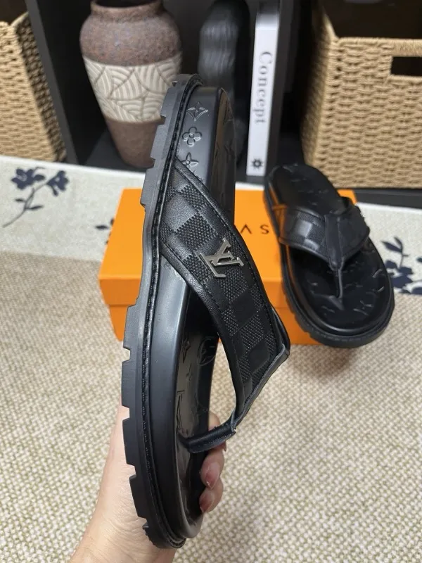 P270🏆Louis Vuitton 🏆[Louis Vuitton] Spring/Summer 2025 [Men's Flip Flops] 🎯🎯As an active family in the fashion industry ⭐ Lv is characterized by bold innovation ⚡Create this casual business style for Chinese fashionable men ✨The fabric is made of imported high-grade cowhide 🔥 Clean and neat ⚡Fashionable and elegant🌹Breathable, sweat-absorbent and deodorant👈So luxurious, high-end and domineering. 👍Must be sold if you repost the picture. Number of yards: 38--46. Color: 🎉 For large quantities. Welcome to repost.